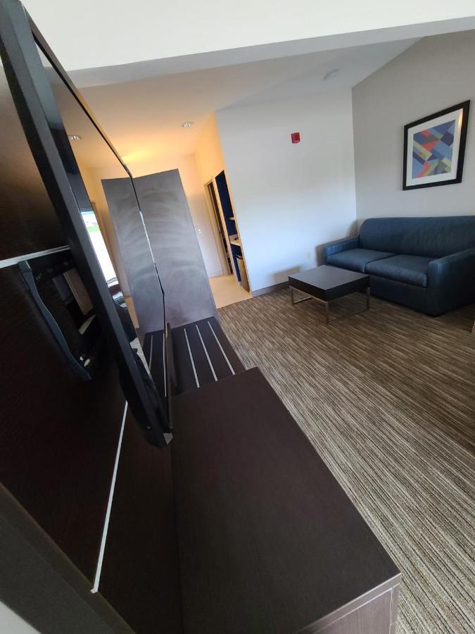 Holiday Inn Express Hotel & Suites Sheldon By Ihg Exterior foto