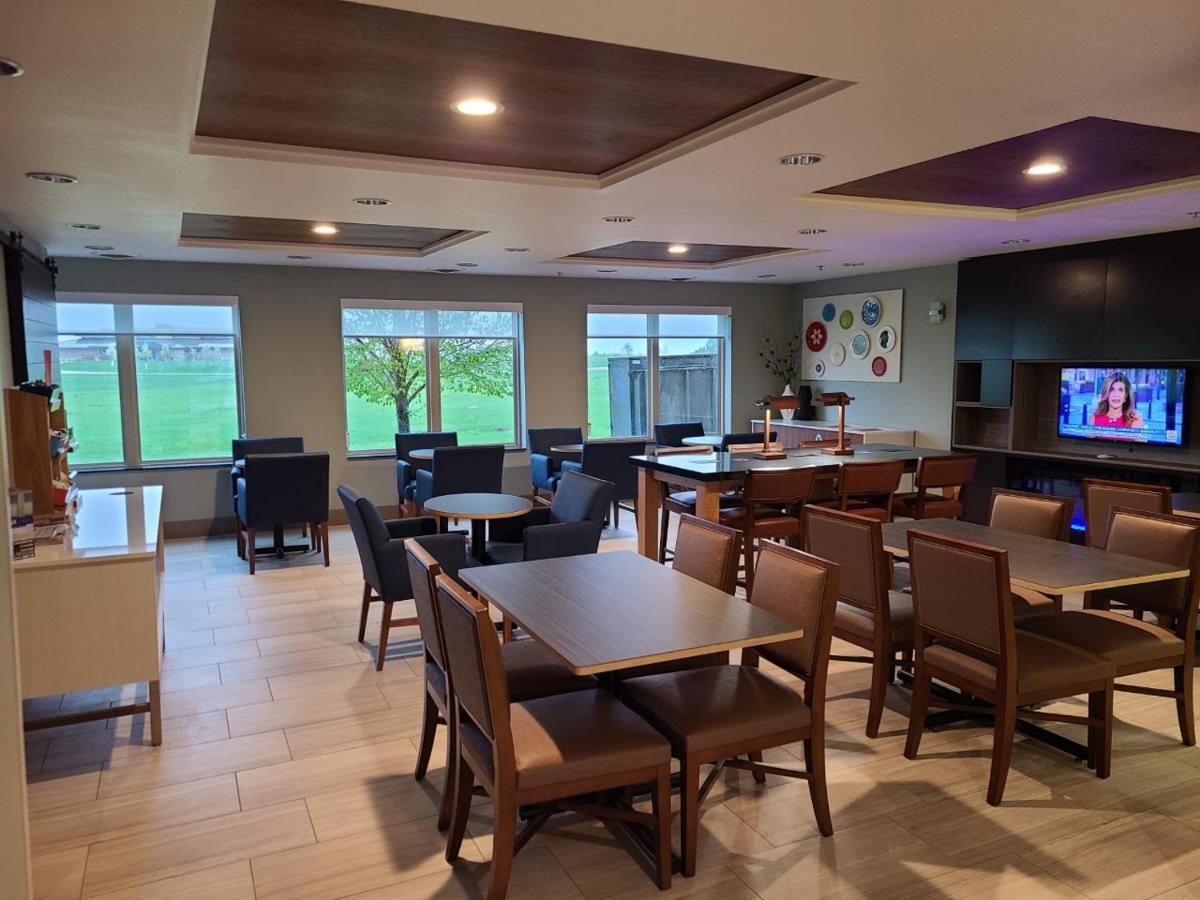 Holiday Inn Express Hotel & Suites Sheldon By Ihg Exterior foto